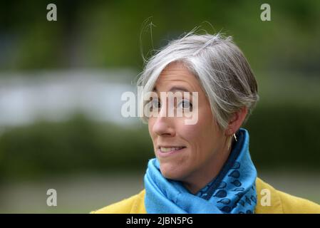 Daisy Cooper MP (LibDem: St Albans), stellvertretender Vorsitzender der Lib dem, in Westminster, vor der Misstrauensabstimmung in Boris Johnson, Juni 6. 2, interviewt Stockfoto