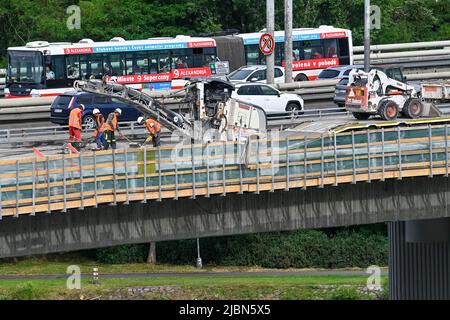 Prag, Tschechische Republik. 07.. Juni 2022. Die erste Etappe des Wiederaufbaus der Barrandov-Brücke wird am 7. Juni 2022 in Prag, Tschechien, fortgesetzt. Quelle: VIT Simanek/CTK Photo/Alamy Live News Stockfoto