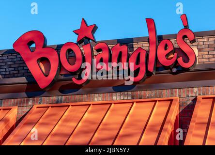Bojangle's berühmte Chicken 'n Biscuits Außenfassade Marke und Logo Signage an einem sonnigen Tag bei Sonnenuntergang Licht mit einem klaren blauen Himmel. Stockfoto