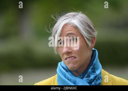 Daisy Cooper MP (LibDem: St Albans), stellvertretender Vorsitzender der Lib dem, in Westminster, vor der Misstrauensabstimmung in Boris Johnson, Juni 6. 2, interviewt Stockfoto