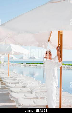 Tagesliegen am Pool mit Meerblick im Live Aqua Resort & Spa, einem luxuriösen All-Inclusive-Hotel mit 371 Zimmern in Cancuns Hotelzone. Cancun, Mexiko. Stockfoto