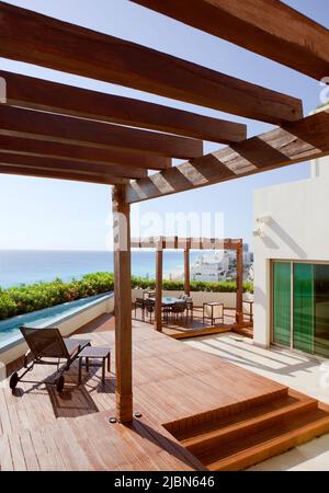 Die Terrasse mit Meerblick von Zimmer 7001, einer Präsidenten-Suite mit 2 Schlafzimmern im Live Aqua Resort & Spa in Cancuns Hotelzone. Cancun, Quintana Roo, Mexiko. Stockfoto