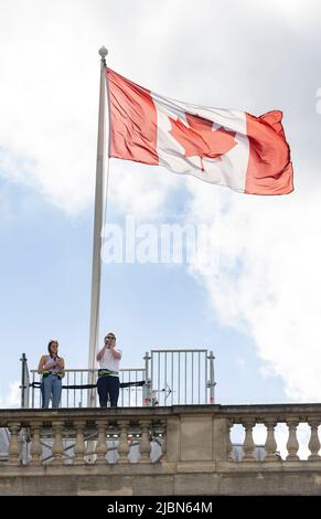 NUR FÜR REDAKTIONELLE VERWENDUNG (L-R) Lucy Anderson und Sam Tutty vom Musical Dear Evan Hansen, der vom Dach des Canada House auf dem Trafalgar Square im Rahmen des Sing it vom Dächern-Finales, einer Teaser-Kampagne, die von Westminster City Council und der Society of London Theatre veranstaltet wird, auftrat, Für West End LIVE, ein kostenloses Musiktheaterfestival, das am Samstag und Sonntag, 25. Und 26. Juni, auf dem Londoner Trafalgar Square stattfindet. Bilddatum: Dienstag, 7. Juni 2022. Stockfoto