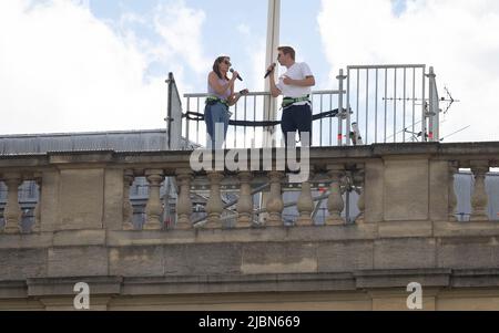 NUR FÜR REDAKTIONELLE VERWENDUNG (L-R) Lucy Anderson und Sam Tutty vom Musical Dear Evan Hansen, der vom Dach des Canada House auf dem Trafalgar Square im Rahmen des Sing it vom Dächern-Finales, einer Teaser-Kampagne, die von Westminster City Council und der Society of London Theatre veranstaltet wird, auftrat, Für West End LIVE, ein kostenloses Musiktheaterfestival, das am Samstag und Sonntag, 25. Und 26. Juni, auf dem Londoner Trafalgar Square stattfindet. Bilddatum: Dienstag, 7. Juni 2022. Stockfoto