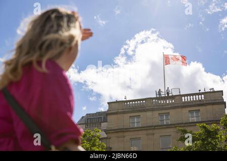 NUR FÜR REDAKTIONELLE VERWENDUNG (L-R) Lucy Anderson und Sam Tutty vom Musical Dear Evan Hansen, der vom Dach des Canada House auf dem Trafalgar Square im Rahmen des Sing it vom Dächern-Finales, einer Teaser-Kampagne, die von Westminster City Council und der Society of London Theatre veranstaltet wird, auftrat, Für West End LIVE, ein kostenloses Musiktheaterfestival, das am Samstag und Sonntag, 25. Und 26. Juni, auf dem Londoner Trafalgar Square stattfindet. Bilddatum: Dienstag, 7. Juni 2022. Stockfoto