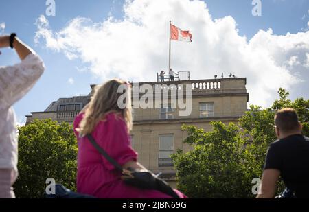 NUR FÜR REDAKTIONELLE VERWENDUNG (L-R) Lucy Anderson und Sam Tutty vom Musical Dear Evan Hansen, der vom Dach des Canada House auf dem Trafalgar Square im Rahmen des Sing it vom Dächern-Finales, einer Teaser-Kampagne, die von Westminster City Council und der Society of London Theatre veranstaltet wird, auftrat, Für West End LIVE, ein kostenloses Musiktheaterfestival, das am Samstag und Sonntag, 25. Und 26. Juni, auf dem Londoner Trafalgar Square stattfindet. Bilddatum: Dienstag, 7. Juni 2022. Stockfoto