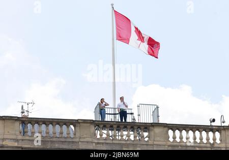 NUR FÜR REDAKTIONELLE VERWENDUNG (L-R) Lucy Anderson und Sam Tutty vom Musical Dear Evan Hansen, der vom Dach des Canada House auf dem Trafalgar Square im Rahmen des Sing it vom Dächern-Finales, einer Teaser-Kampagne, die von Westminster City Council und der Society of London Theatre veranstaltet wird, auftrat, Für West End LIVE, ein kostenloses Musiktheaterfestival, das am Samstag und Sonntag, 25. Und 26. Juni, auf dem Londoner Trafalgar Square stattfindet. Bilddatum: Dienstag, 7. Juni 2022. Stockfoto