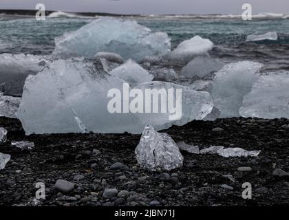 Die Überreste von Eisschollen an der Küste von Diamond Beach Island Stockfoto