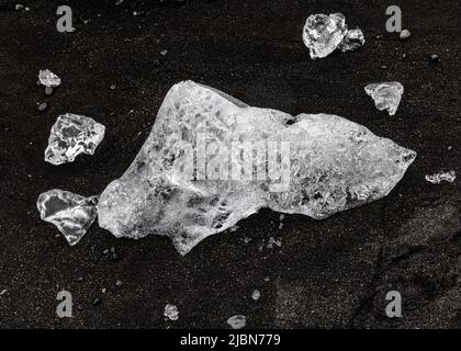 Die Überreste von Eisschollen an der Küste von Diamond Beach Island Stockfoto