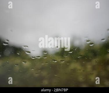 Bickington, Devon, UK, 07/06/2022, Regenfälle bilden sich, wenn Regen in Bickington eintrifft, Regenfälle bilden sich, wenn Regen in Bickington, Devon, eintrifft. Stockfoto