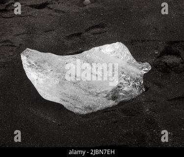 Die Überreste von Eisschollen an der Küste von Diamond Beach Island Stockfoto