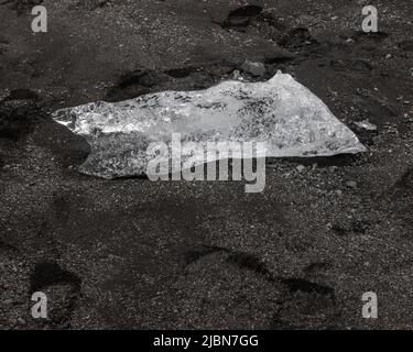 Die Überreste von Eisschollen an der Küste von Diamond Beach Island Stockfoto