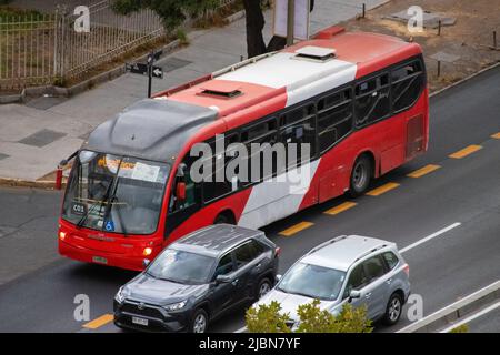 Bus in der Apoquindo Avenue, Las Condes. Santiago, Chile Stockfoto