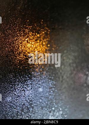 Foto von kleinen Regentropfen auf der Fensterscheibe, abstrakte Bilder für Hintergründe. Stockfoto