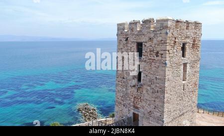 byzantinischer Turm in chalkidiki griechenland mit Drohne Stockfoto