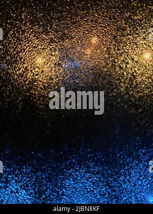 Foto von kleinen Regentropfen auf der Fensterscheibe, abstrakte Bilder für Hintergründe. Stockfoto