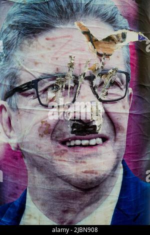 Graffiti auf dem politischen Plakat von Jean-Luc Melenchon, Lyon, Abteilung Rhône, AURA Region, Frankreich Stockfoto