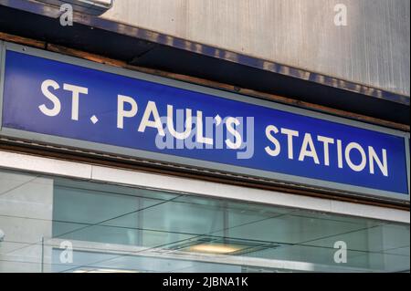 London, Großbritannien - 5. Mai 2022: Das Schild für die St. Paul's Underground Station in London Stockfoto