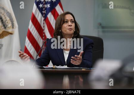 Die Vizepräsidentin der Vereinigten Staaten, Kamala Harris, leitet am 06. Juni 2022 bei der Los Angeles County Federation of Labor, AFL-CIO, einen Rundtisch mit regionalen Führungskräften. Kredit: David Swanson/Pool über CNP auf Hintergrund von einem Beamten des Weißen Hauses: Heute, am 6. Juni, um 2:30 Uhr PT, wird Vizepräsidentin Kamala Harris einen Roundtable mit führenden Glaubensvertretern veranstalten, um die dringendsten Herausforderungen zu diskutieren, vor denen unsere Gemeinschaften stehen, vom Schutz der reproduktiven Rechte bis hin zur Bekämpfung der Hassepidemie, die unser Land in seinen Griff bekommen wird. Der Roundtable findet am Th statt Stockfoto
