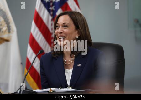 Die Vizepräsidentin der Vereinigten Staaten, Kamala Harris, leitet am 06. Juni 2022 bei der Los Angeles County Federation of Labor, AFL-CIO, einen Rundtisch mit regionalen Führungskräften. Kredit: David Swanson/Pool über CNP auf Hintergrund von einem Beamten des Weißen Hauses: Heute, am 6. Juni, um 2:30 Uhr PT, wird Vizepräsidentin Kamala Harris einen Roundtable mit führenden Glaubensvertretern veranstalten, um die dringendsten Herausforderungen zu diskutieren, vor denen unsere Gemeinschaften stehen, vom Schutz der reproduktiven Rechte bis hin zur Bekämpfung der Hassepidemie, die unser Land in seinen Griff bekommen wird. Der Roundtable findet am Th statt Stockfoto