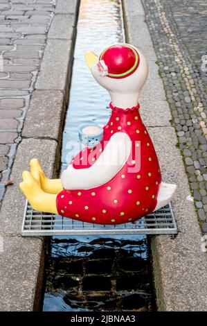 Freiburg im Breisgau (Baden-Württemberg, Deutschland): „Bächle“ in der Altstadt; Spülkeller, kleine mit Wasser gefüllte Kanülen, in der Altstadt Stockfoto