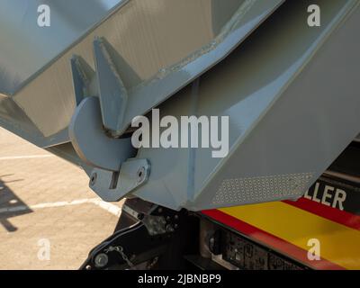 Berlin, Deutschland, 09. Mai 2022: Kipplastwagen-Anhängerverschlussmechanismus Haken. Deutschland Berlin. Stockfoto