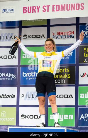 Clara Copponi vom Team FDJ feiert den Gewinn der UCI Women’s Tour Radetappe 1 in Bury St. Edmunds. Gelbes Leadertrikot Stockfoto