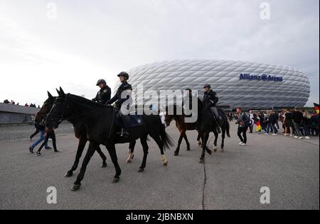 Vor dem Spiel der UEFA Nations League in der Allianz Arena in München wacht die Polizei auf dem Pferderücken über die deutschen Fans. Bilddatum: Dienstag, 7. Juni 2022. Stockfoto