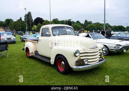 Chevrolet 3100 beige Truck auf der American Classic Car Show im Keynsham Rugby Club (Jun22) Stockfoto