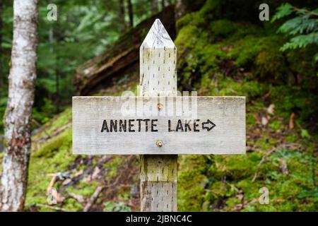 North Bend, WA, USA - 06. Juni 2022; Wegweiser aus Holz zum Annette Lake in der Nähe von North Bend Washington Stockfoto