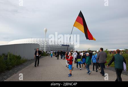 München, 7.. Juni 2022. Vor dem Spiel der UEFA Nations League in der Allianz Arena, München, zeigt ein junger deutscher Fan eine Flagge vor dem Stadion. Bildnachweis sollte lauten: David Klein / Sportimage Stockfoto