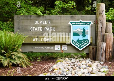 North Bend, WA, USA - 06. Juni 2022; Beschilderung im Olallie State Park mit dem Washington State Parks-Logo auf Holzschild Stockfoto