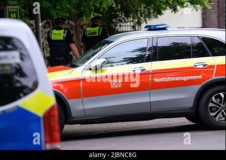 Hamburg, Deutschland. 07.. Juni 2022. In der Nähe des Bahnhofsgebäudes steht ein Notfahrzeug der Deutschen Bahn (DB) mit der Aufschrift „Emergency Management“. Am Dienstagnachmittag starb ein Mann am S-Bahnhof Ohlsdorf in Hamburg. Quelle: Jonas Walzberg/dpa/Alamy Live News Stockfoto