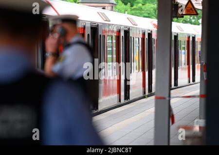 Hamburg, Deutschland. 07.. Juni 2022. Bundespolizisten stehen auf dem Bahnsteig vor einem S-Bahn-Zug. Am Dienstagnachmittag wurde am S-Bahnhof Ohlsdorf in Hamburg ein Mann getötet. Quelle: Jonas Walzberg/dpa/Alamy Live News Stockfoto