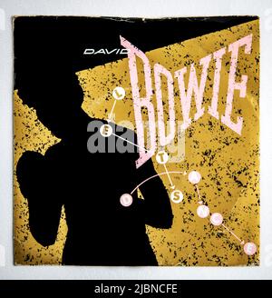 Bildercover der Seven Inch Single Version von Let's Dance von David Bowie, die 1983 veröffentlicht wurde Stockfoto