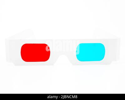 Rote und blaue Papiergläser für 3D Filme und Bilder. Isoliert auf weißem Hintergrund. Stockfoto