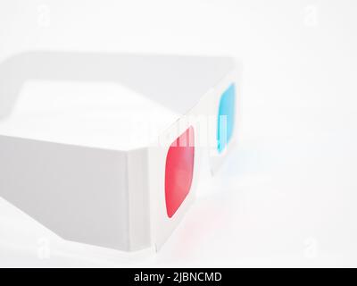 Rote und blaue Papiergläser für 3D Filme und Bilder. Isoliert auf weißem Hintergrund. Stockfoto