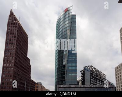 BERLIN, DEUTSCHLAND - 21. Mai 2022; architektonische Stadtgebäude hochmoderne architektonische Hochhäuser Potsdamer Platz, moderner Stadtplatz Mai 21 Stockfoto