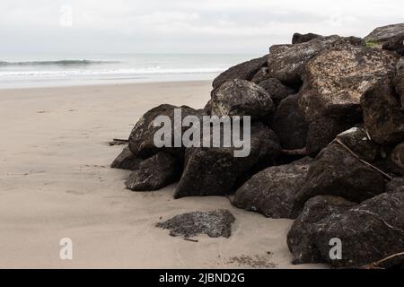Strandhorizont Landschaft mit großen Felsen, Sand und bewölktem Himmel am Tag, leere ruhige Touristenziel, schöne Schönheit der Natur Stockfoto