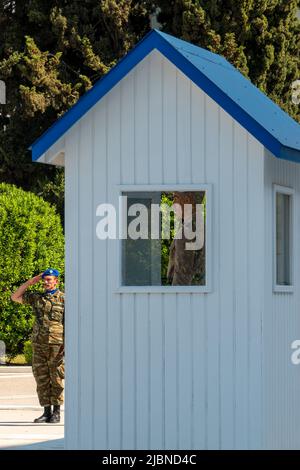 Die Wachablösung der Evzones auf dem Syntagma-Platz in Athen vor dem Parlamentsgebäude Stockfoto