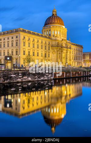 Das wunderschön rekonstruierte Stadtpalais in Berlin spiegelt sich in einem kleinen Kanal wider Stockfoto