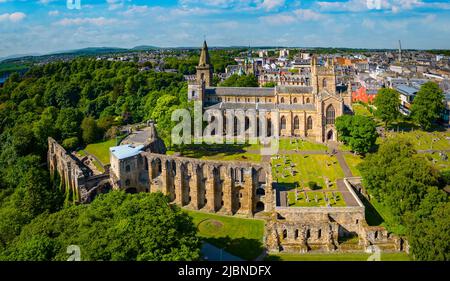 Luftaufnahme von der Drohne der Dunfermline Abbey und den Palastruinen in Dunfermline, Fife, Schottland Stockfoto