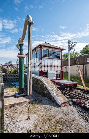 Eine schön erhaltene Signalbox an der Settle Station, die gelegentlich von Freiwilligen besetzt ist und sich der mechanischen Bahnsignalisierung widmet. Stockfoto