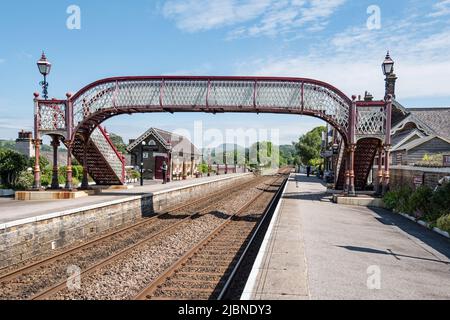 Die Bahnsteige am Bahnhof Settle sind durch eine ehemalige Fußgängerbrücke der North British Railway verbunden, die sich früher am Bahnhof Drom in East Lothian befand. Stockfoto