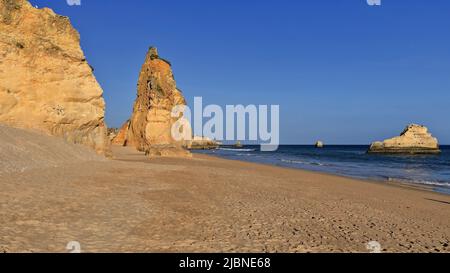 Sonnenuntergang über den Felsformationen Praia dos Tres Castelos Beach. Portimao-Portugal-282 Stockfoto