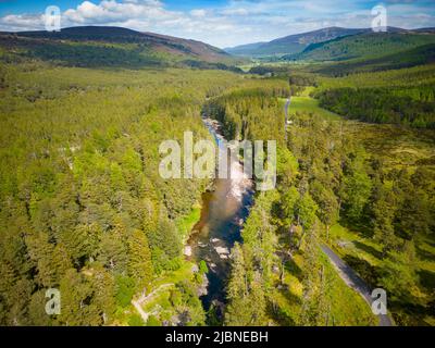 Luftaufnahme des Flusses Dee bei Linn of Dee in Dee Valley, Braemar, Aberdeenshire, Schottland, Großbritannien Stockfoto