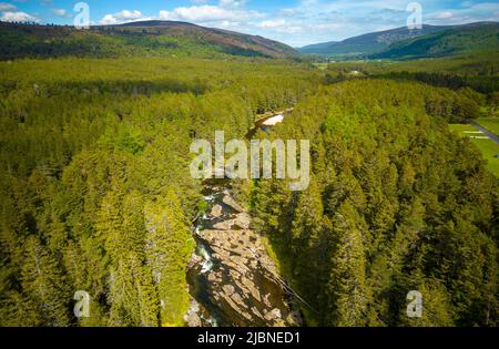 Luftaufnahme des Flusses Dee bei Linn of Dee in Dee Valley, Braemar, Aberdeenshire, Schottland, Großbritannien Stockfoto