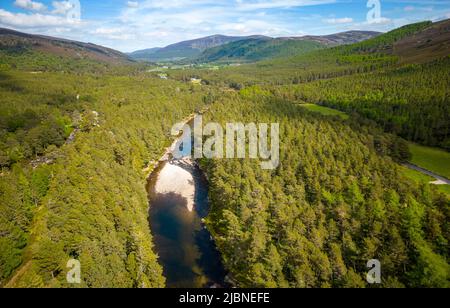 Luftaufnahme des Flusses Dee bei Linn of Dee in Dee Valley, Braemar, Aberdeenshire, Schottland, Großbritannien Stockfoto