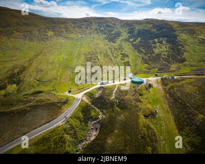 Luftaufnahme von der Drohne des Glenshee-Skizentrums im Sommer, Aberdeenshire, Schottland Stockfoto