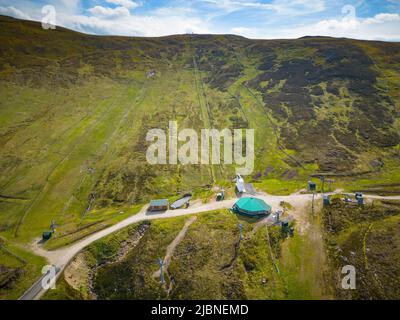 Luftaufnahme von der Drohne des Glenshee-Skizentrums im Sommer, Aberdeenshire, Schottland Stockfoto